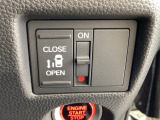 左側に電動スライドドアを装備。ワンタッチで開閉できるため、荷物の積み降ろしやお子さまの乗り降りがスムーズです。