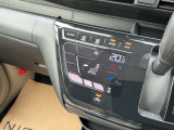 タブレット端末のようなタッチパネル式のオートエアコン採用。凹凸のない滑らかな表面で操作感を高めています。