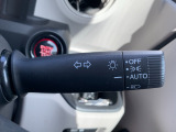 ■オートライト■車外の明るさに応じて、自動的にライトの点灯・消灯をしてくれます。トンネルが続くような道でも、いちいちライトスイッチを操作する必要がありません。消し忘れの心配もありません。