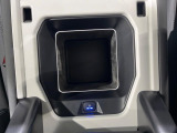 センターコンソールクーラーボックス。フロントシートの間に設置されている冷蔵オプション。500㎖のペットボトルが4本入る設計となっております。約5度まで冷やせる仕様となっております。
