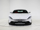 都会の街並みに映えるBianco Cervinoのボディは、夜のイルミネーションと調和し、洗練された存在感を放ちます。