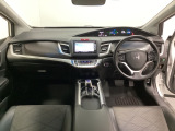 車内は光触媒抗菌消臭施工済です。スタイリッシュなデザインでスポーティなインパネ周りを演出します。グローブボックスやカップホルダーのほかにトレーなどたくさんの収納スペースが付いています。