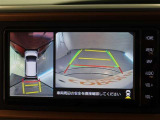 パノラミックビューモニター付きです。車両を上から見たような映像をモニター画面に表示。運転席からの目視では見にくい、車両周辺の状況をリアルタイムでしっかり確認できます。