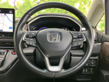 握りやすい形状で、運転操作をスムーズに行えます。オーディオや通話機能の操作もステアリングから可能です。
