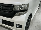 ディスチャージヘッドライト搭載でしっかり明るく照らしてくれるので、夜間走行や不慣れな道でも安心です。