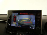 【全周囲モニター】車を上空から見下ろしたような映像をカーナビ画面に映し出し、車庫入れや縦列駐車をサポートしてくれます。
