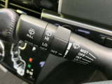 雨天時でもクリアな視界を確保できます。操作も簡単で、運転に集中できます。安全性を高める機能です。