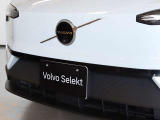 エンジンを搭載しないBEVモデルのため、フロントグリルのないスッキリとしたデザインです またボルボエンブレムにはフロントカメラが搭載済みです