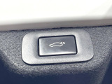 【パワーバックドア】スマートキーや運転席のボタンを押すだけでリアゲートが自動で開閉します!荷物を持っている時や、高い位置にあるバックドアを閉める際に便利な機能です♪