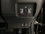 両側に電動スライドドアを採用しており、ボタン操作でスムーズに開閉が可能。狭い場所でも乗り降りしやすく、お子さま連れや荷物が多い時にも便利な装備です。
