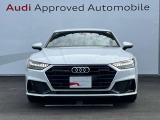 シングルフレームグリルはAudiの象徴的なデザイン要素であり、一目でAudiとわかるスタイル、大きくて迫力のある形状が車のスポーティな印象を強調しており、魅力的なデザインとなっています。