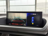 【バックガイドモニター】車両後方の映像をナビ画面に表示し、駐車などの後退操作をサポートします。