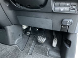 駐車ブレーキは足踏み式です
