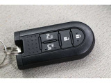 ■スマートキー■ 鍵を身に着けていれば、ドアの施錠・開錠が可能です!バッグから鍵を探し出す必要もないので、たくさん荷物を持っていたり雨の日傘をさしている時にも便利ですね!