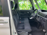 広々とした室内空間で、リラックスしたドライブを楽しめます。運転席からの視界も広く、運転操作も快適です。快適な空間です。