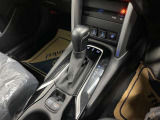 操作しやすいATシフトです♪シフトチェンジを気にしなくていいので運転だけに集中できますね!自然と手に届くところにある、手になじむ形状のシフトノブがいいですね♪