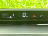 視認性の高いデジタルメーターは、運転に必要な情報を一目で確認できます。走行距離や各種警告灯など、運転状況を的確に把握できますね。