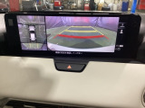 狭い場所での駐車やすれ違いなどでより的確な運転操作に役立つ360&deg;ビューモニターが装備されています。