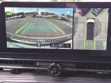 空から見下ろすような視点で、スムーズな駐車と安全確認をサポートする「アラウンドビューモニター」付です。