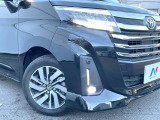 【LEDヘッドライト】悪天候や夜間走行時も良好な視界を確保し安心して運転できる高輝度LEDヘッドライトを装備!点灯速度が早く、消費電力も抑えられています。