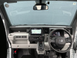 運転席周りです。カップホルダーや小物の収納などは必須ですよね!!使い勝手の良いつくりになっております!!