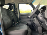 広々とした室内空間で、ゆったりと快適なドライブを楽しめます。視界も広く、運転に集中できる環境です。長距離移動も疲れにくいでしょう。