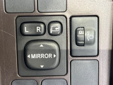 【電動格納ミラー】サイドミラーは電動格納式となっており、狭い駐車場でもキズがつくリスクを抑えられます。