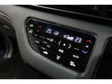 運転席と助手席の温度設定の変更が可能な左右独立タイプのデュアルエアコンです♪♪♪暑がりな人・寒がりな人も誰もが車内を快適にお過ごしいただけます♪♪♪