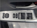 パワーウィンドウのスイッチですよ。 運転席に居ながら窓を開け閉めのコントロールできますよ。 ロック機能で、子供がイタズラして窓を開けるという事も無くなりますよ。