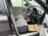 運転席まわりです。実際に座ってみて、乗り心地を体験してみてください。