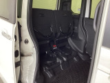後席の座面をはねあげると、後席のあったスペースがそのまま高さのある荷室空間に!背の高い荷物も横にせずそのまま積み込めます。もちろん左右片方だけのアレンジも可能です。