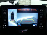 【全周囲モニター】車を上空から見下ろしたような映像をカーナビ画面に映し出し、車庫入れや縦列駐車をサポートしてくれます。