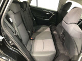 【後部座席】も当然、綺麗・清潔に仕上げております。内装の綺麗なお車は気持ちが良いですし、コンディションのいい車が多いです。これもオススメの1台です。