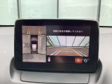 狭い場所での駐車やすれ違いなどでより的確な運転操作に役立つ360&deg;ビューモニターが装備されています。
