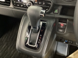 シフトはインパネシフト、パーキングブレーキは電子制御なので運転席と助手席の間はすっきりしています。