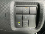 コーナーセンサーを車の前後に装備。障害物までの距離に応じて警告音を変えてお知らせ。縦列駐車時や駐車場・車庫などでの取り回しをサポートします。詳細は販売店スタッフまでおたずねください。