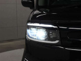 LEDヘッドライトには、対向車のヘッドランプなど前方の明るさを検知し、ハイビームとロービームを自動で切り替えるオートハイビーム(AHB)が装着されています。