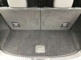 ラゲージルーム!後ろのシートは片方ずつ倒せます。乗る人や積む荷物に応じてアレンジが可能ですので多彩に使えてとても便利です。