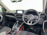運転席まわりです。 各操作スイッチは使いやすい位置に配置されてます。