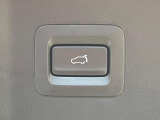 【パワーバックドア】スマートキーや運転席のボタンを押すだけでリアゲートが自動で開閉します!荷物を持っている時や、高い位置にあるバックドアを閉める際に便利な機能です♪
