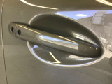 スマートキーを所持している状態でロックボタンを押すと、車両すべてのドアの解錠や施錠を行うことが出来ます。