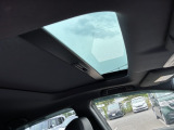 トップロードサンルーフ装着車です。手動で天井部をスライドさせればサンルーフが出現。さらにガラス部は電動で開閉でき、チルトアップ機能も備えています