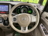 インテリアに合わせたデザインのステアリングは、運転される方のことも考え、運転しやすい形状、大きさです。是非一度、実際に触ってお確かめください。