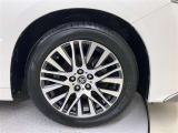 純正のホイールを使用していますので足元周りの見栄えも良く、車体を綺麗に魅せてくれます。タイヤサイズ235/50R18になります。