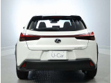レクサスのLをモチーフにしたテールランプデザインが車両の美しさ、存在感を際立たせます。