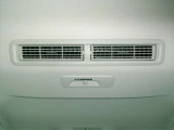 ルーフに取り付けたファンで、風を後席にも送風。空気を効率的に循環させることで、室内空間の温度を均一に保ちます。エアコンを使わないときでも、送風することによって、後席でも心地よく過ごすことができます。