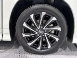 アルミホイールを装備、タイヤサイズは205/55R17です。