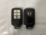 スマートキーを装備しています。鍵を差し込むことなくドアロックの開け閉めと、スタートボタン操作でのエンジンスタートができます。ボタン操作でトランクが開けられるトランクオープナーもついています。