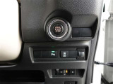 スマートキーを携帯していればキーを取り出さずにドアを施錠&解錠。クルマの始動も可能です。