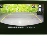 後方確認をサポートするモニターが搭載されています。駐車時の安全性を高め、狭い場所でもスムーズな運転をサポートします。視認性の高い画面で、安心のドライブを。